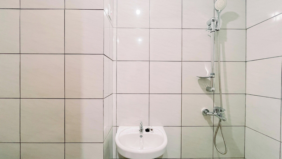 Bathroom 4, Simple Studio (No Kitchen) Apartment Bandaraya - Tallasa City Makassar, Makassar