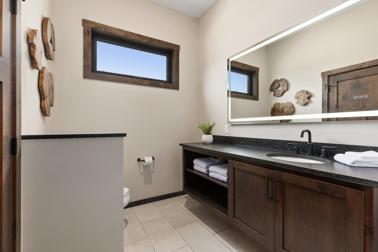 Bathroom 3, Quarterdeck Resort, Cass