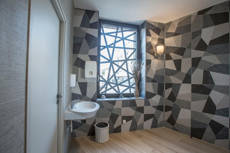 Bathroom 2, Hotel Mets et Plaisirs, Tarn