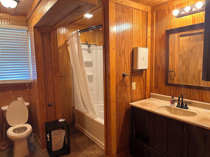 Bathroom 3, Red Leaf Cottages, Chicot