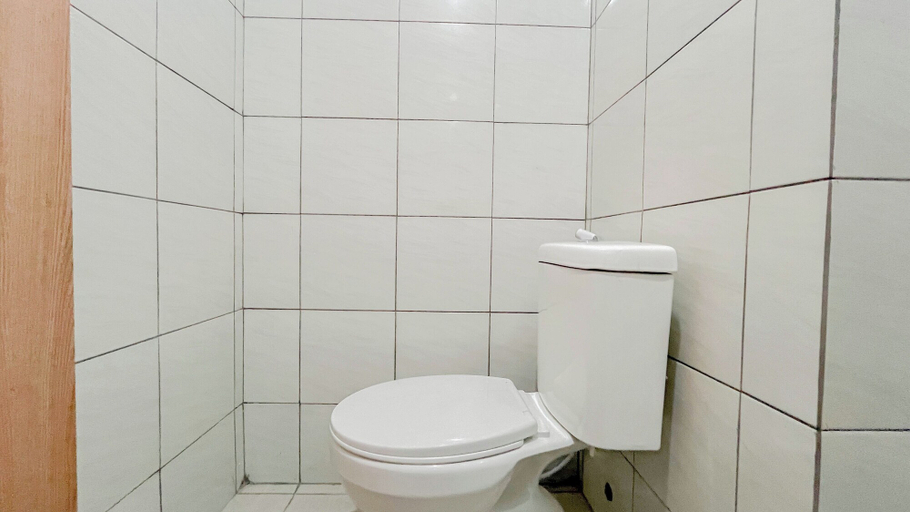 Bathroom 3, Studio (No Kitchen) Apartment At Bandaraya - Tallasa City Makassar, Makassar