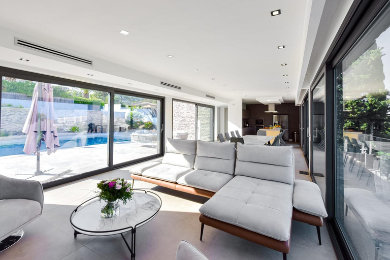 Others 2, Architect-Designed Villa with Heated Pool for 10 Guests!, Alpes-Maritimes
