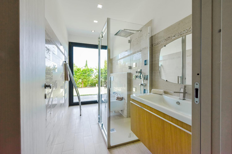 Others 3, Architect-Designed Villa with Heated Pool for 10 Guests!, Alpes-Maritimes
