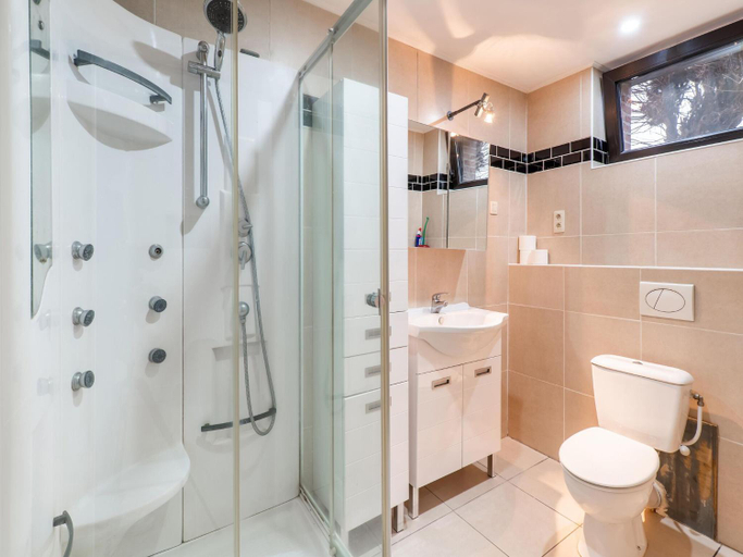 Bathroom, Zoutleeuw Home with Pool, Vlaams Brabant