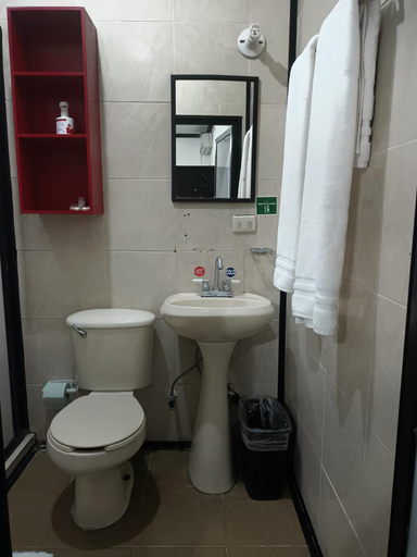Bathroom 3, Hotel Garcias Suites, Linares, Linares