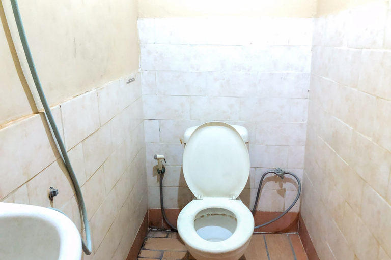 Bathroom 5, RedDoorz near RS Siloam Karawaci, Tangerang