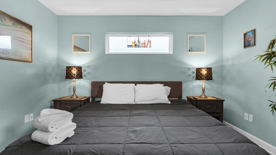 Bedroom 5, Comfort & Fun for 9 Guests, Bay