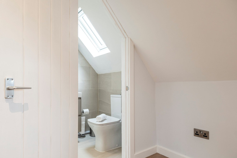 Bathroom 3, Bright&Spacious 3BD in Centre of Bourton, Gloucestershire