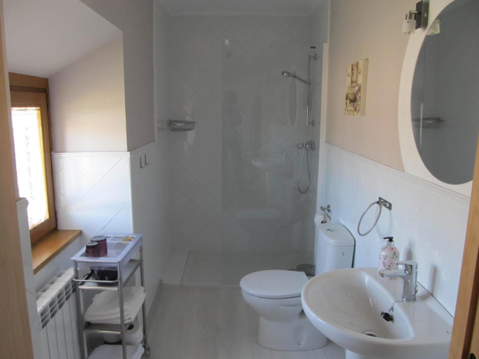 Bathroom 2, El Trujal de las Bardenas, Navarra