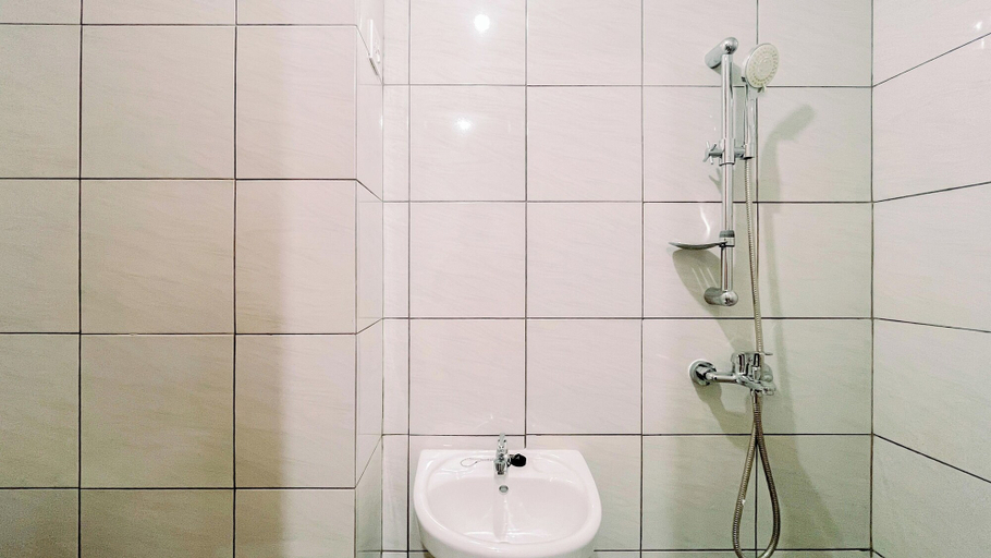 Bathroom, Comfy Studio Apartment (No Kitchen) At Bandaraya - Tallasa City Makassar, Makassar
