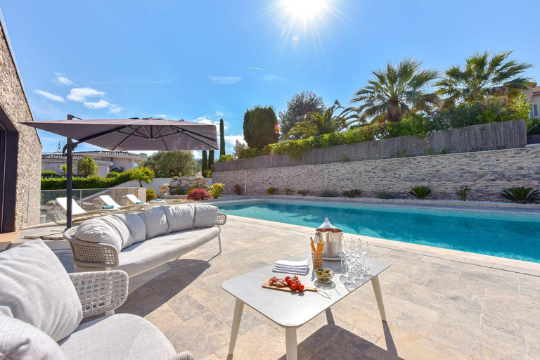 Sport & Beauty 2, Architect-Designed Villa with Heated Pool for 10 Guests!, Alpes-Maritimes