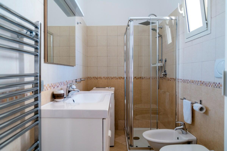 Bathroom 2, La finestra sul porto, Bari