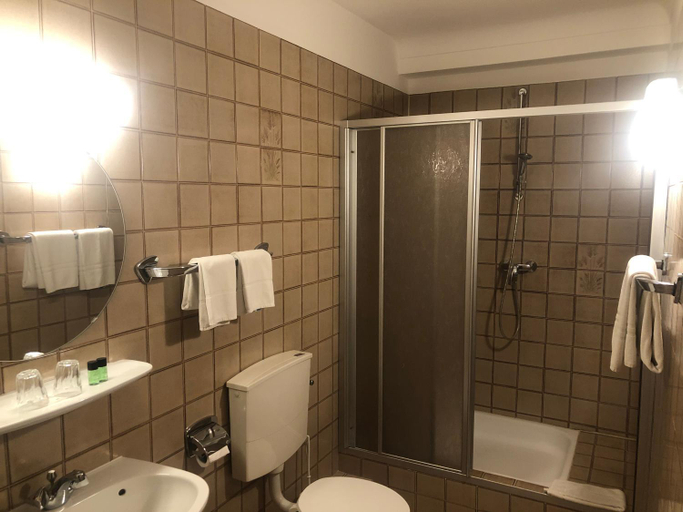 Bathroom 3, Hotel Du Parc, Diekirch