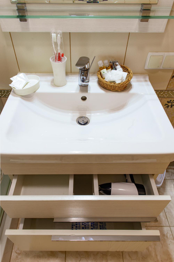 Bathroom 3, Georgiy, Skolivs'kyi