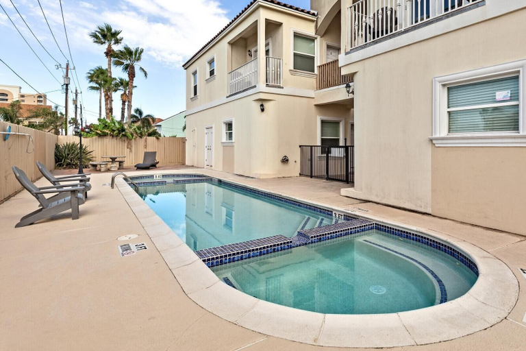 Sport & Beauty, Courtyard Condo, Sleeps 8 w Pool, Next to Beach, Cameron