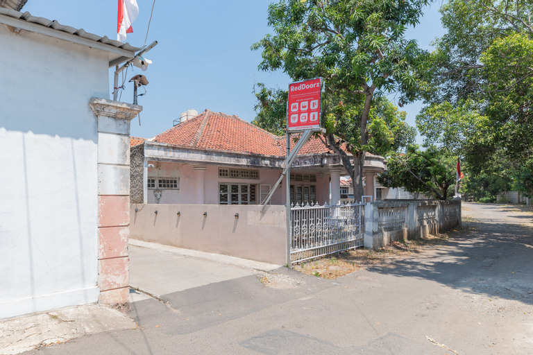 Exterior & Views 2, RedDoorz near Kejaksan Station Cirebon 3, Cirebon