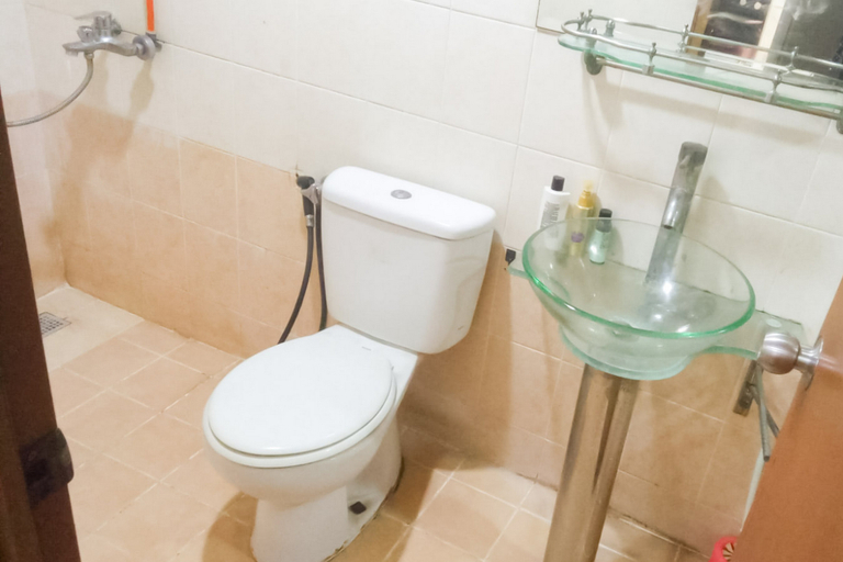 Bathroom 2, RedLiving Apartemen Green Park View - Comfort Room Tower E, West Jakarta
