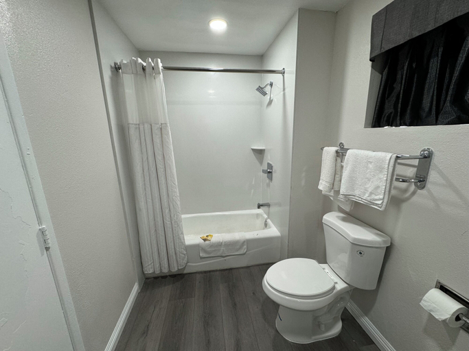 Bathroom 4, Five Star Inn West Covina, Los Angeles