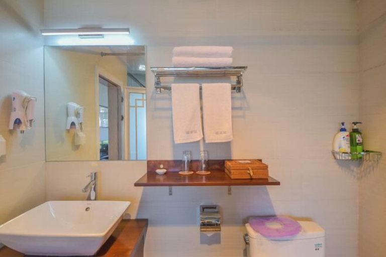 Bathroom 4, Wendao Panxiyuan Lake View Inn, Dali Bai