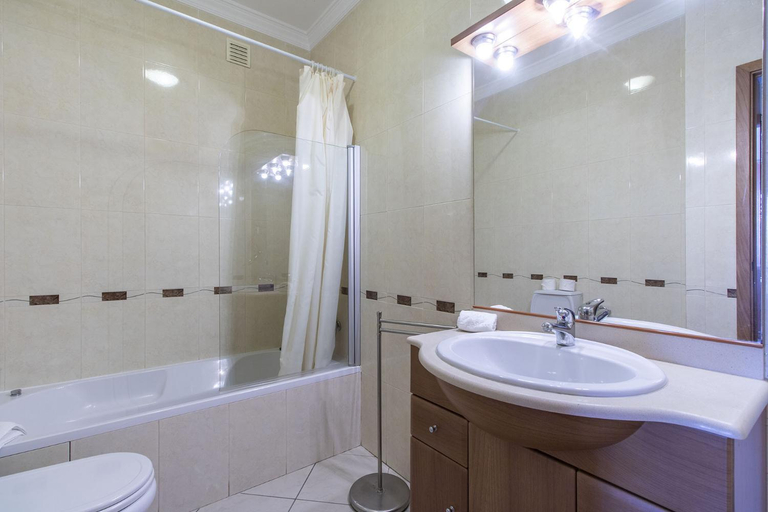 Bathroom, Apartamento Pedra T1 by Algarve Holidays, Albufeira