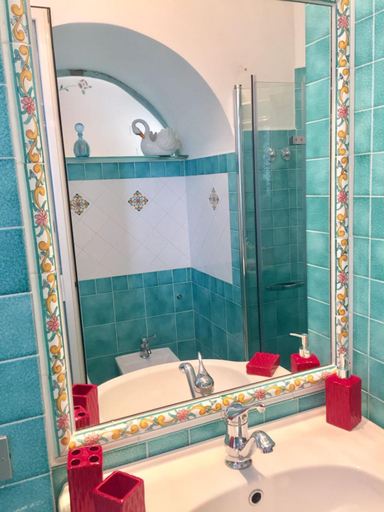 Bathroom 3, Casa Rosetta, Salerno