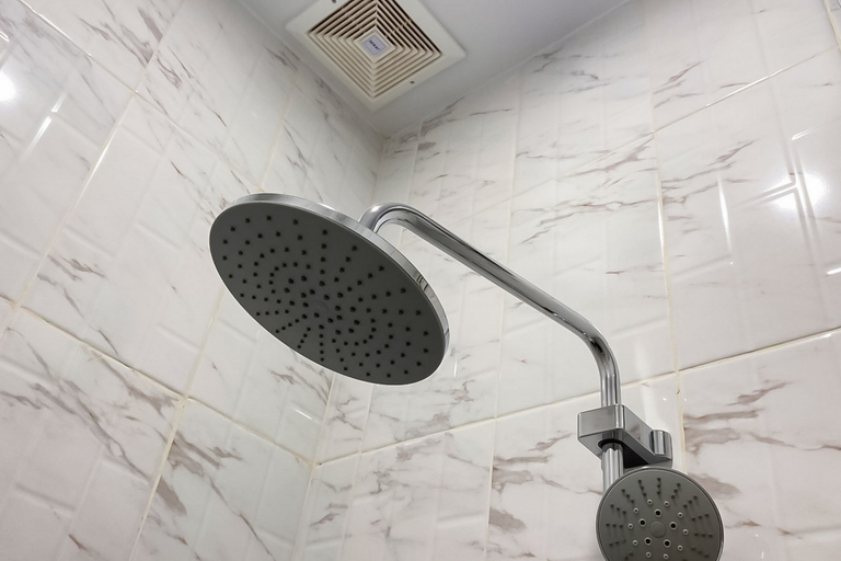 Bathroom 4, RedLiving Apartemen Green Park View - Comfort Room Tower E, West Jakarta