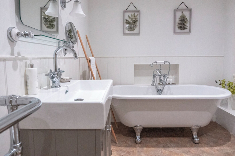 Bathroom 4, The Kings Head, Wiltshire