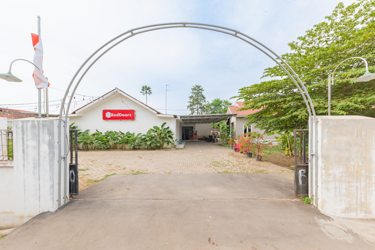 Exterior & Views 2, RedDoorz Syariah near Alun Alun Ciledug Cirebon, Cirebon