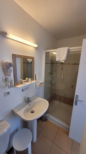 Bathroom 4, Hotel Le Valois, Cognac, Charente
