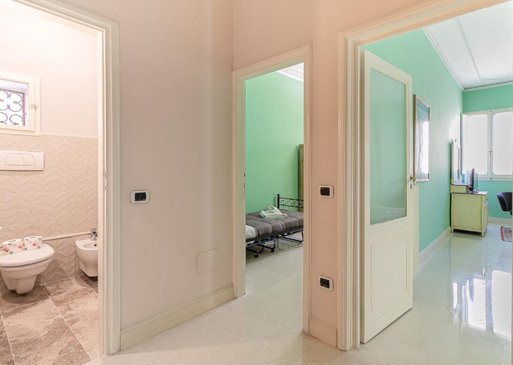 Bathroom 2, Spacious Three Bedroom Apartment On the Arno, Florence