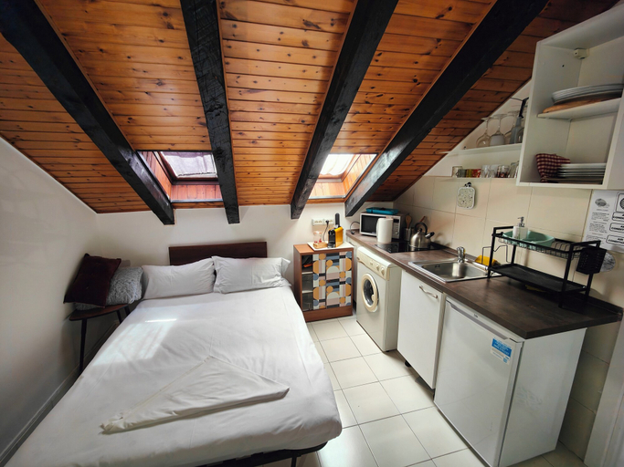 Bedroom 4, Mercanti Attic Version, Milano