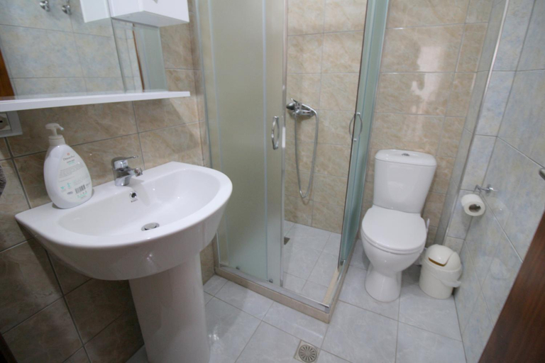 Bathroom 3, Gregor Apartments, Sarandës
