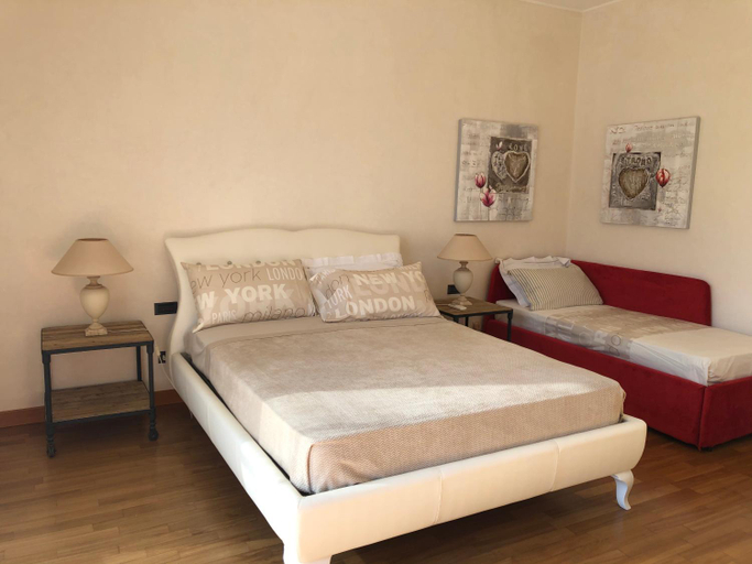 Others 5, Lanna b&b, Lecce