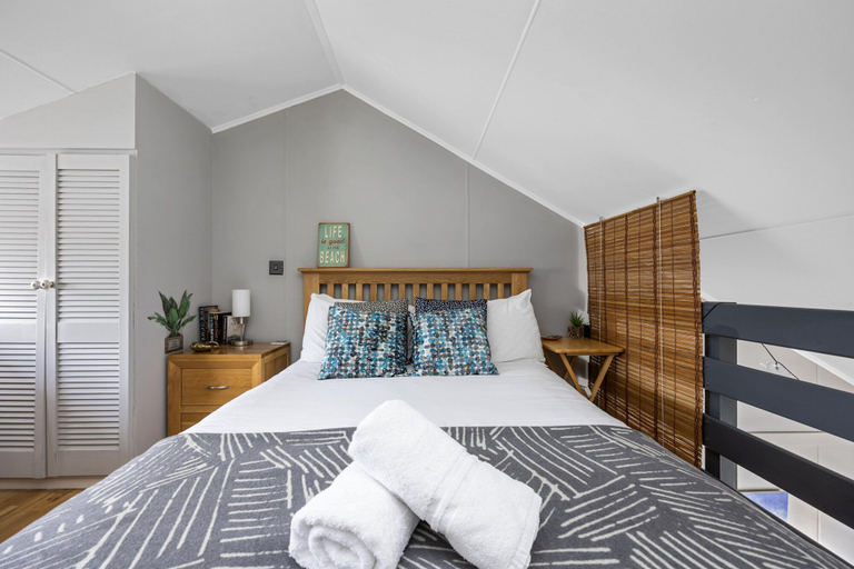 Bedroom 2, Brighton Water Cabin With Free Parking, Brighton and Hove