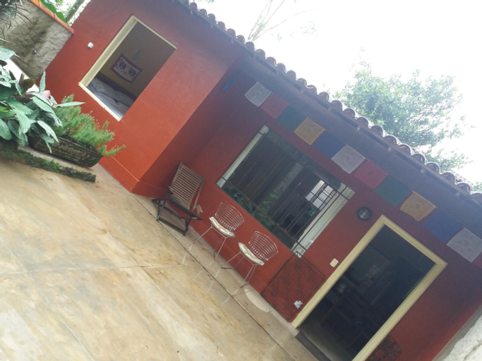 "Chale Balines Oroboro" 1 - Casa com jardim de 150 m e cozinha completa em Macacos, Nova Lima