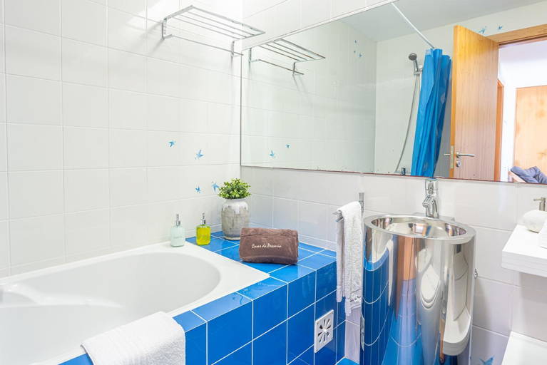 Bathroom 2, Casas da Pescaria A, Nazaré