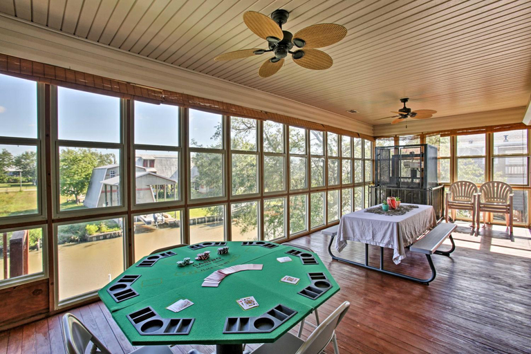 Food & Drinks, Private Dock with Lift Waterfront New Orleans Home!, Orleans