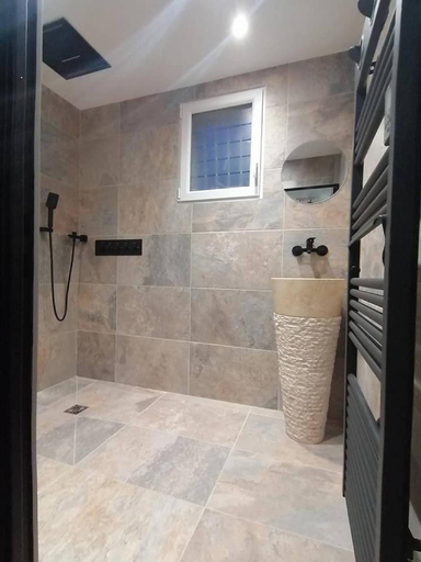 Bathroom 2, Maison Deco Pop Et Chaleureuse Avec Spa, Sauna, Pas-de-Calais