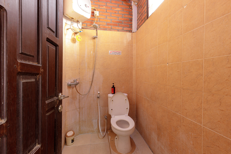 Bathroom 3, RedDoorz @ Cilandak Timur, South Jakarta