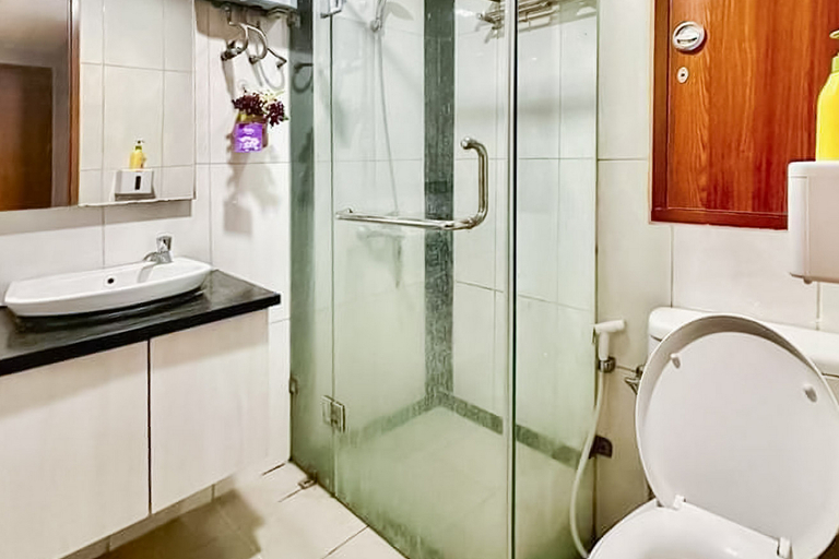 Bathroom 5, RedLiving Apartemen Green Park View - Comfort Room Tower E, West Jakarta