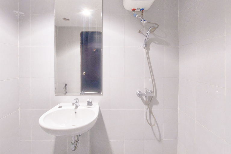 Bathroom 5, Comfy and Homey Studio at Casa de Parco Apartment By Travelio, Tangerang