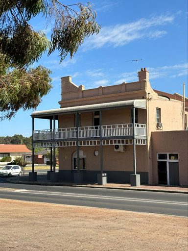 The Club Hotel Collie, Collie