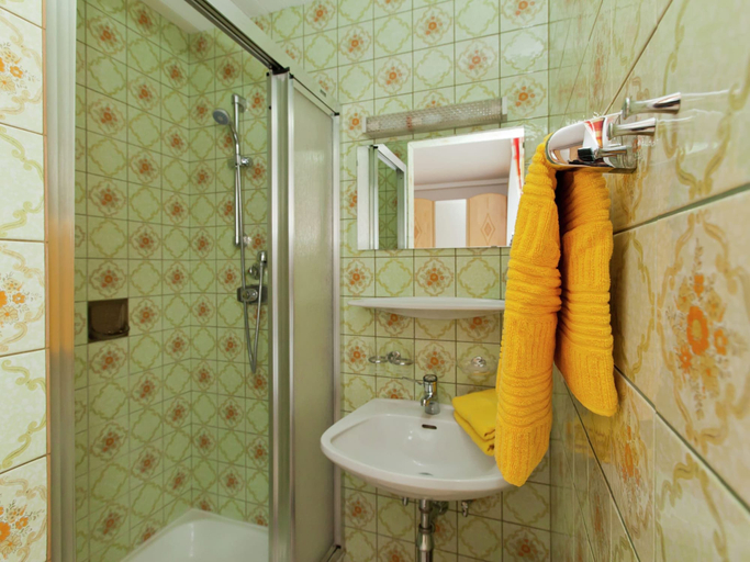 Bathroom 3, Beautiful Apartment With Large, Sunny Balcony, Zell am See
