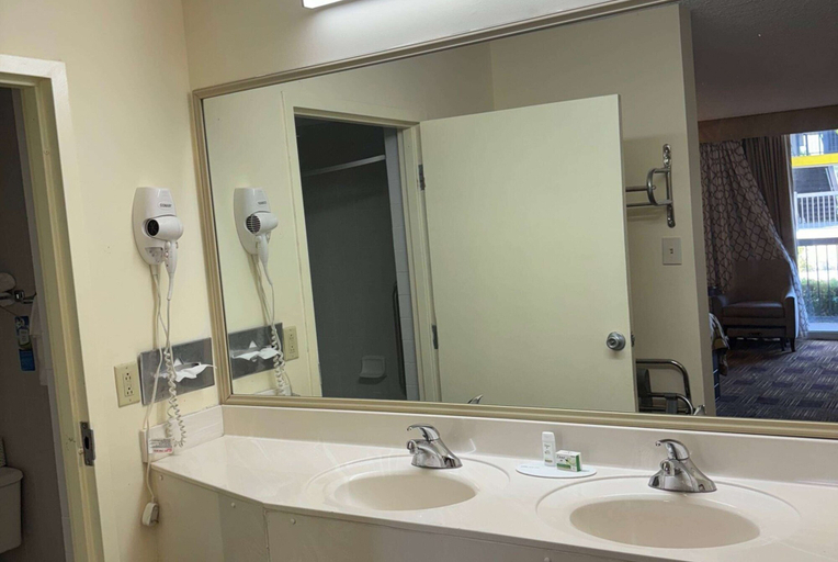 Bathroom 4, Baymont by Wyndham Johnson City, Washington