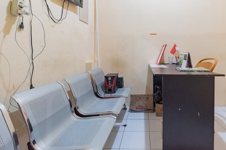 Others 5, RedDoorz near RS Permata Cirebon, Cirebon
