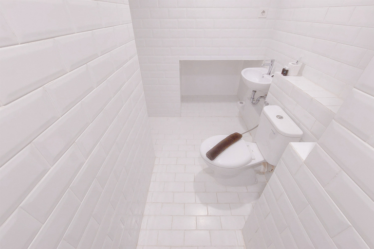 Bathroom 5, Good Studio Loft at Kingland Avenue Apartment By Travelio, Tangerang