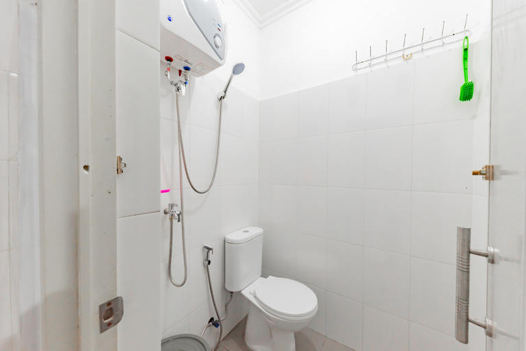 Bathroom 4, RedDoorz Syariah near Alun Alun Ciledug Cirebon, Cirebon