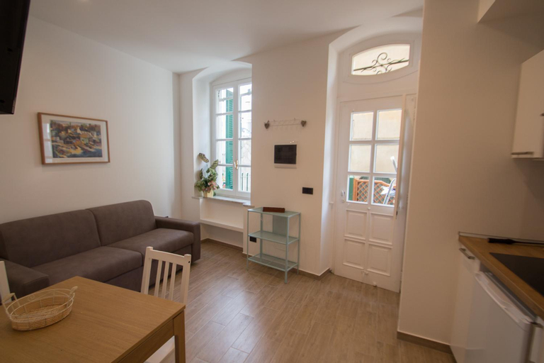 Others 3, Bilocale a 90 metri dal mare, Savona