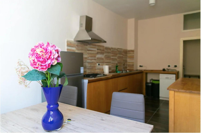 Others 5, Spacious Three Bedroom Apartment On the Arno, Florence