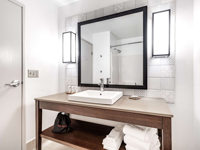 Bathroom, Country Inn & Suites by Radisson, Maumee - Toledo, Lucas